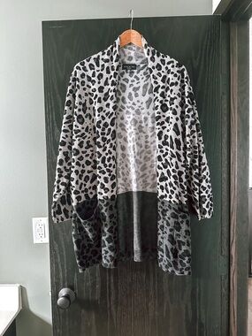 Premise Woman Gray and Black Leopard-Print Open Cardigan